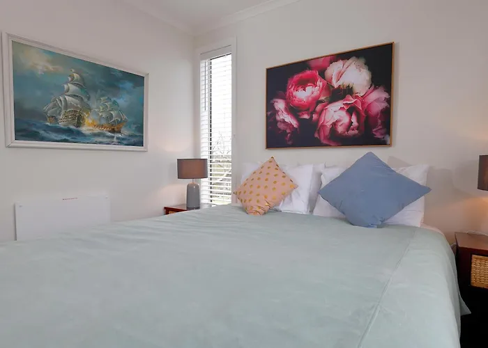 The Clearwater Cottage - Te Anau Holiday Home